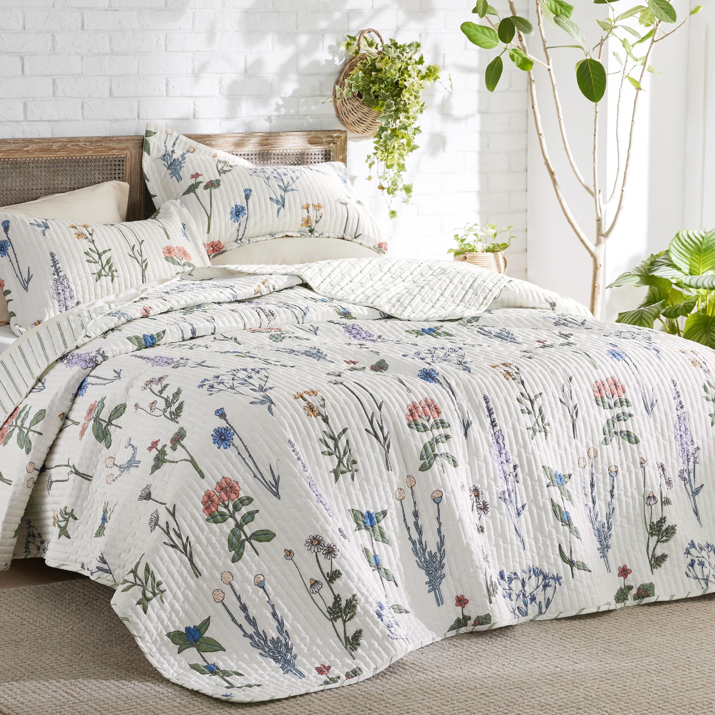 Bedsure Christmas Quilt Queen Size - Red Quilts for Queen Size Bed, Multicolor Patchwork Printed Pattern Christmas Bedding, Soft Lightweight Coverlet Bedspread (90"x96")